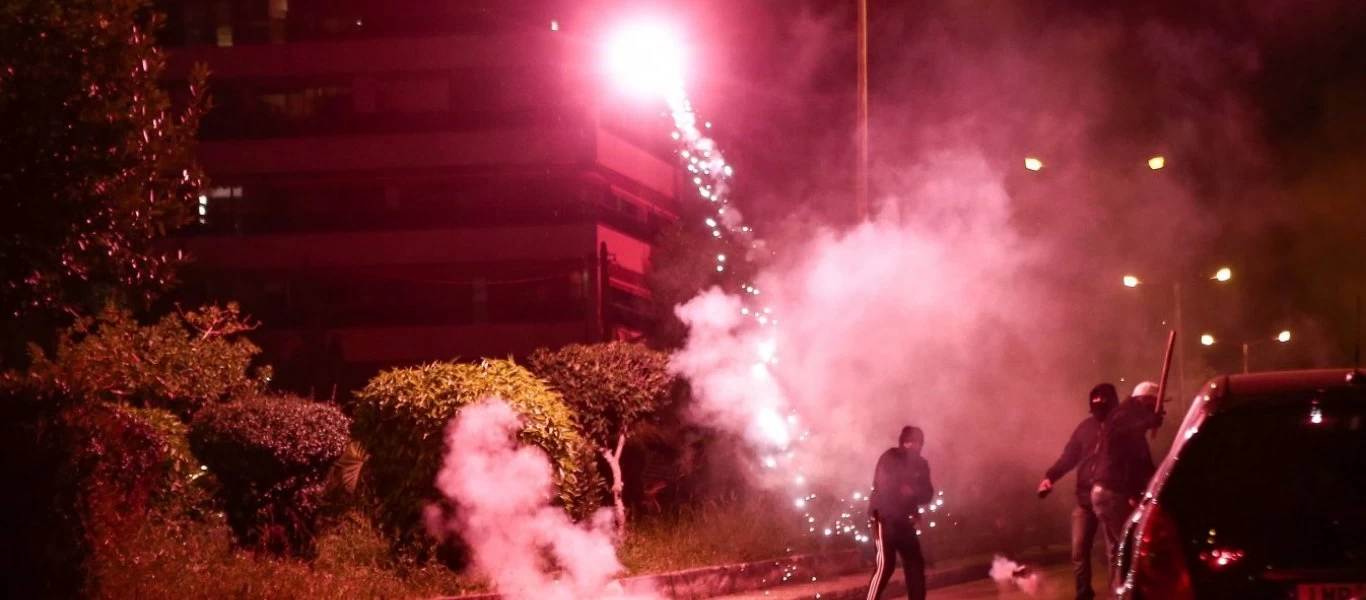 Καμία αυτοκριτική από την κυβέρνηση: «Η αντιπολίτευση φταίει για την αύξηση των κρουσμάτων και τη βία»